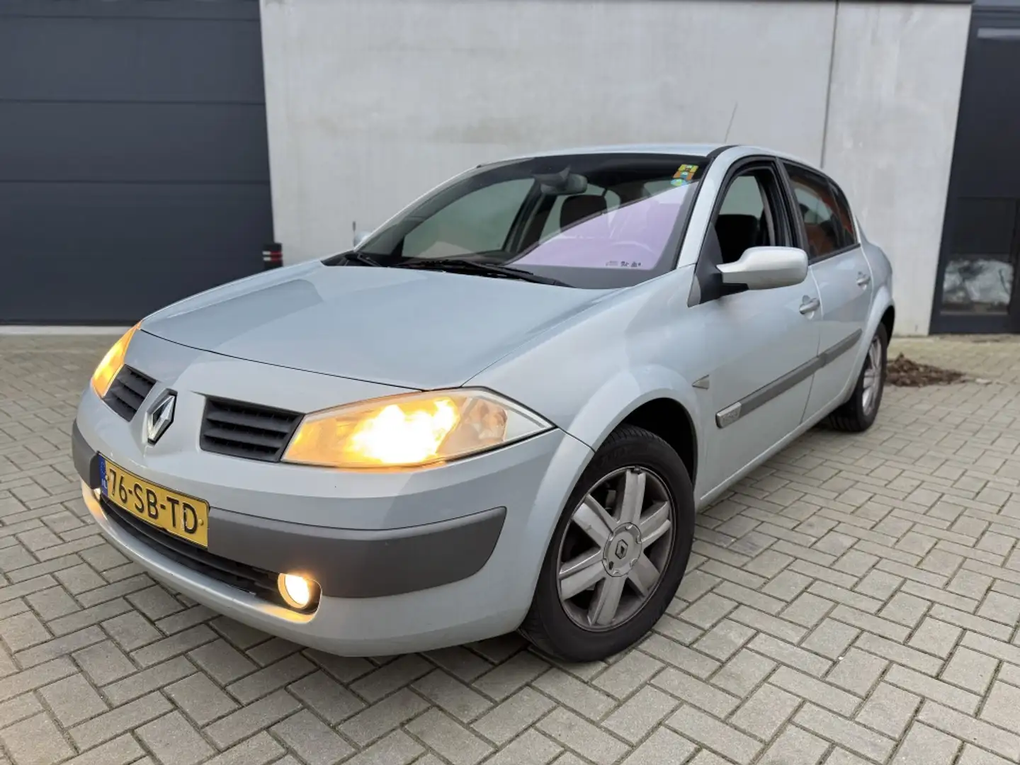 Renault Megane 1.6 16V Dynam.Luxe Clima Cruise Lm Velgen Grijs - 2