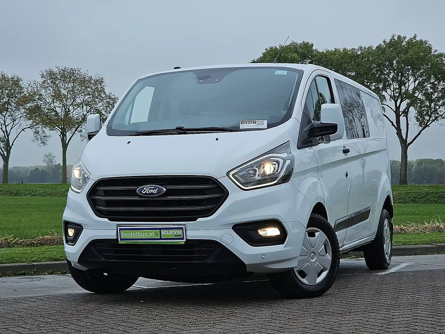 Ford Transit Custom 320 2.0 TDCI L2H1 DC Automaat Navi Cruise Automaat Wit - 2