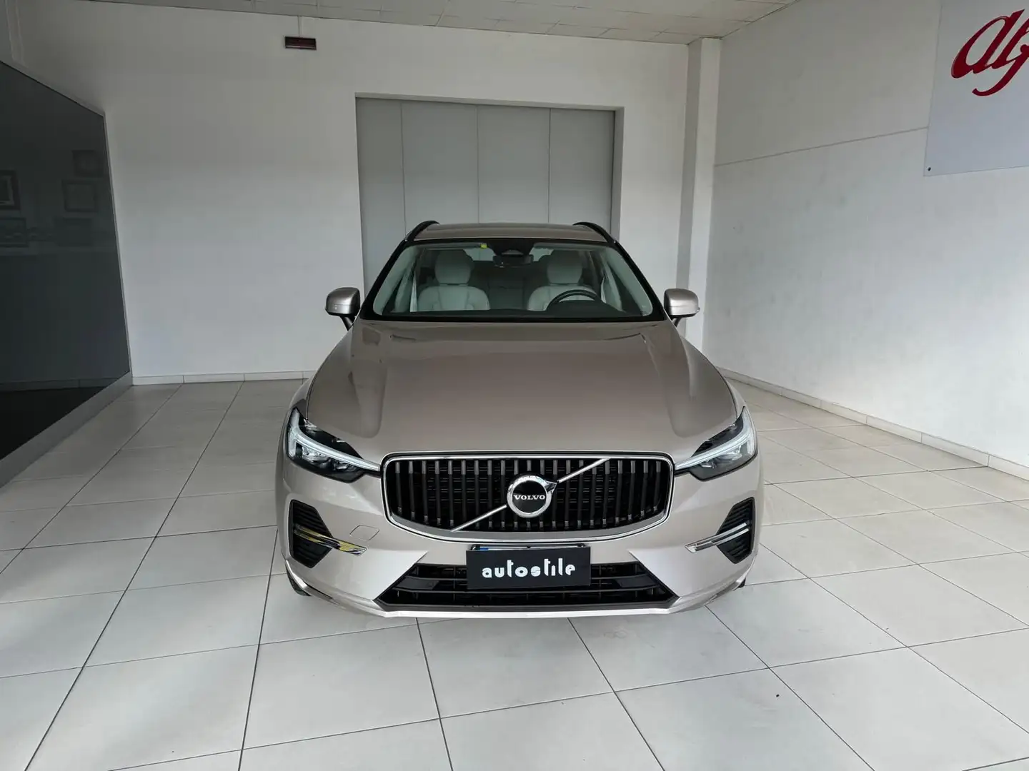 Volvo XC60 B4 (d) AWD automatico Essential Beige - 2