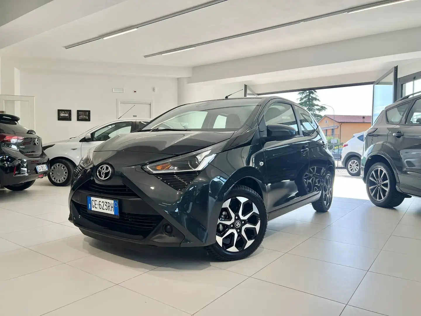 Toyota Aygo Connect 1.0 VVT-i 72 CV 5 porte x-fun Gris - 2