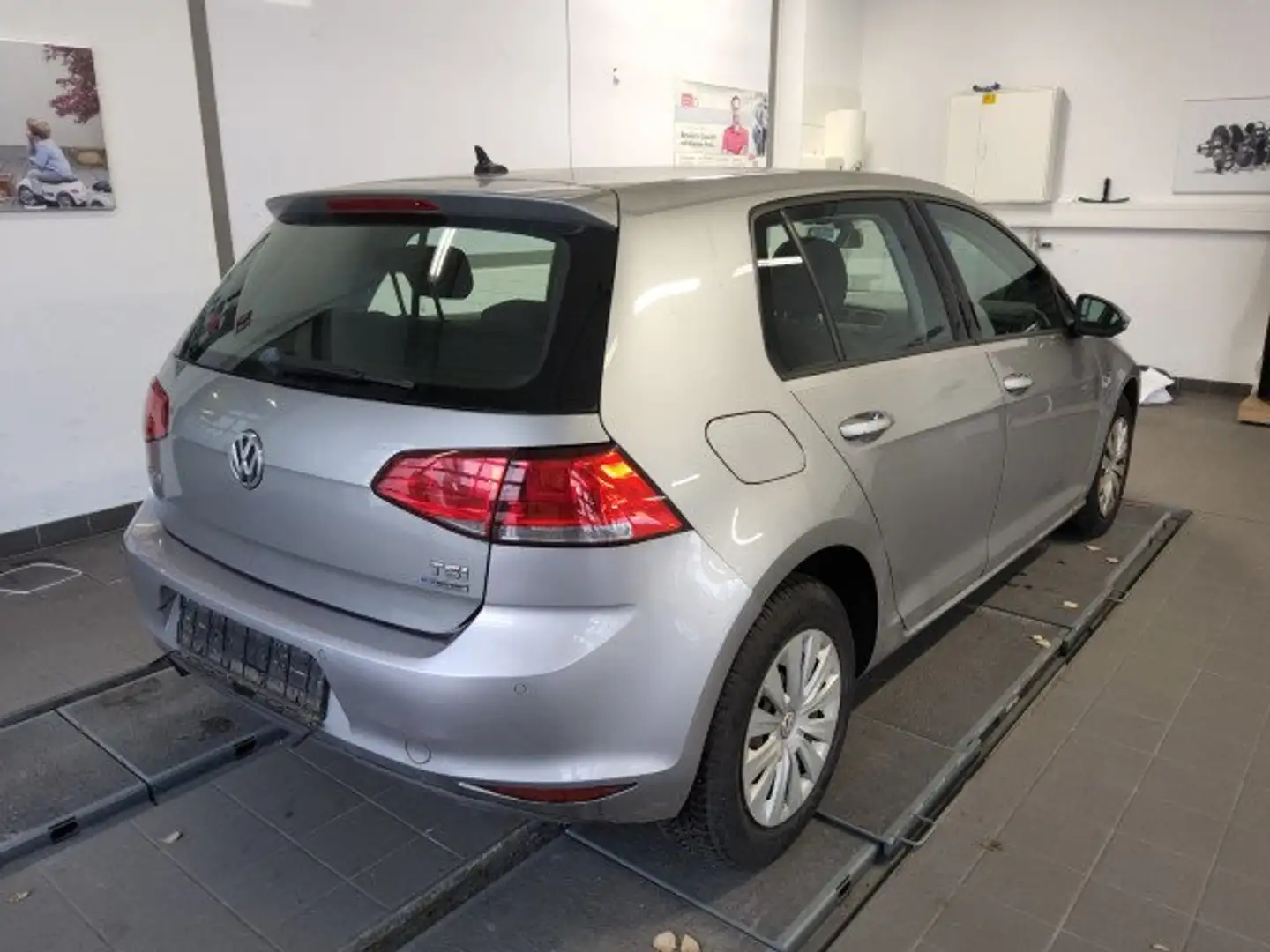 Volkswagen Golf Trendline AUTOMATIK*1-HAND*NAVI*BLUETOOTH*USB*PDC Gris - 2