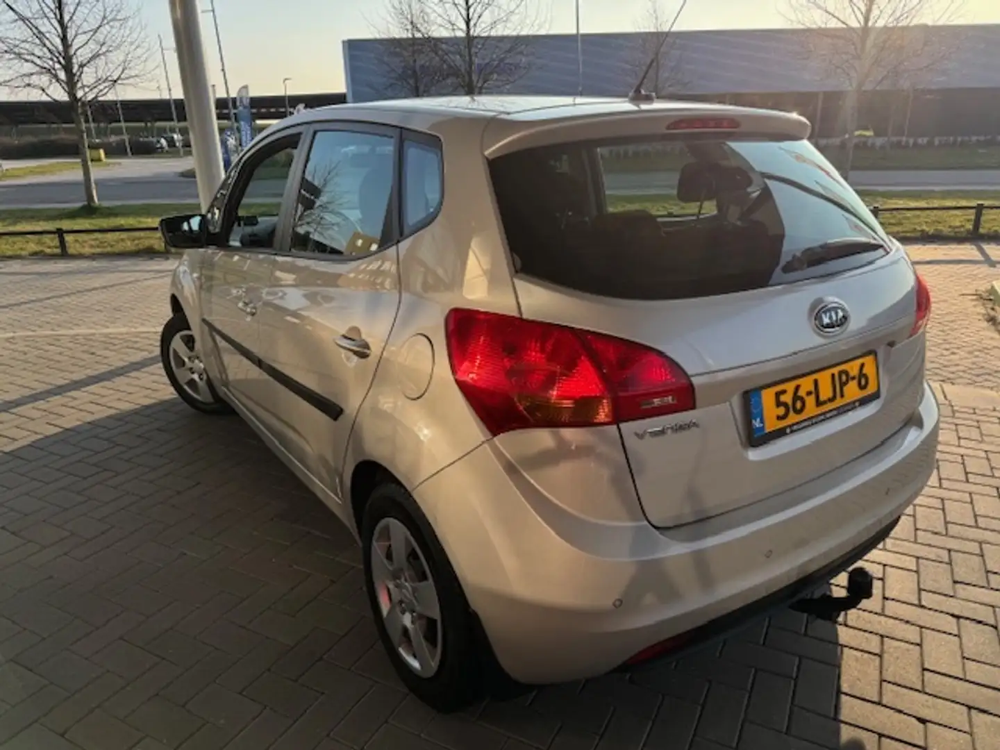 Kia Venga 1.4 CVVT X-TRA (HOGE INSTAP!) Gris - 2