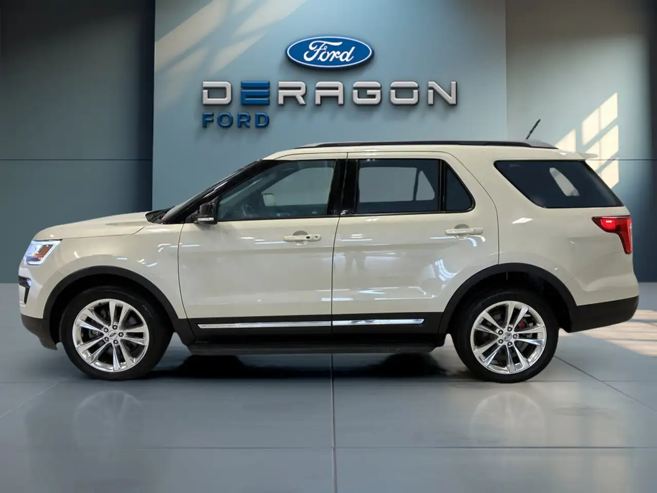 Ford Explorer снимка Ford Explorer
