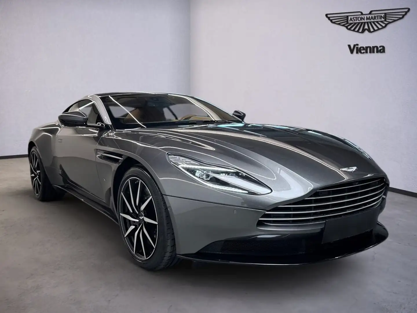 Aston Martin DB11 5.2 V12 | Magnetic Silver | 1Y AM warranty Argent - 2