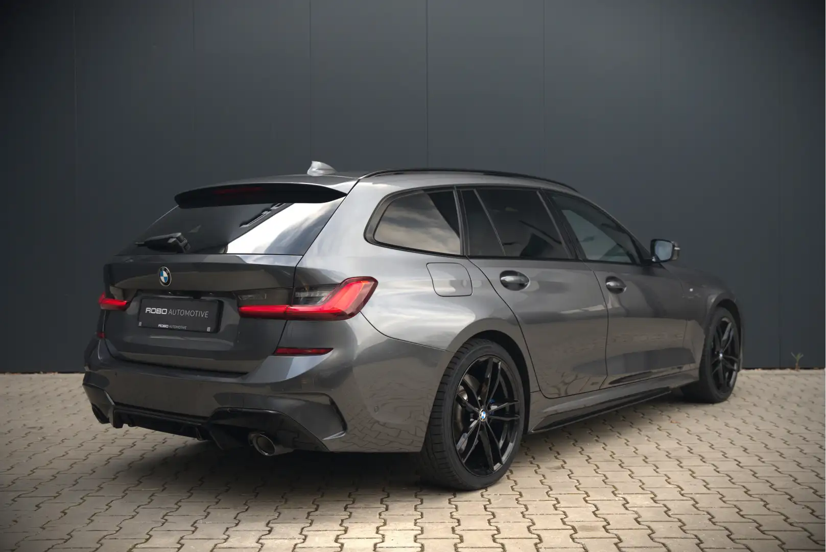 BMW 330 3-serie Touring 330e xDrive High Executive M Sport Grijs - 2