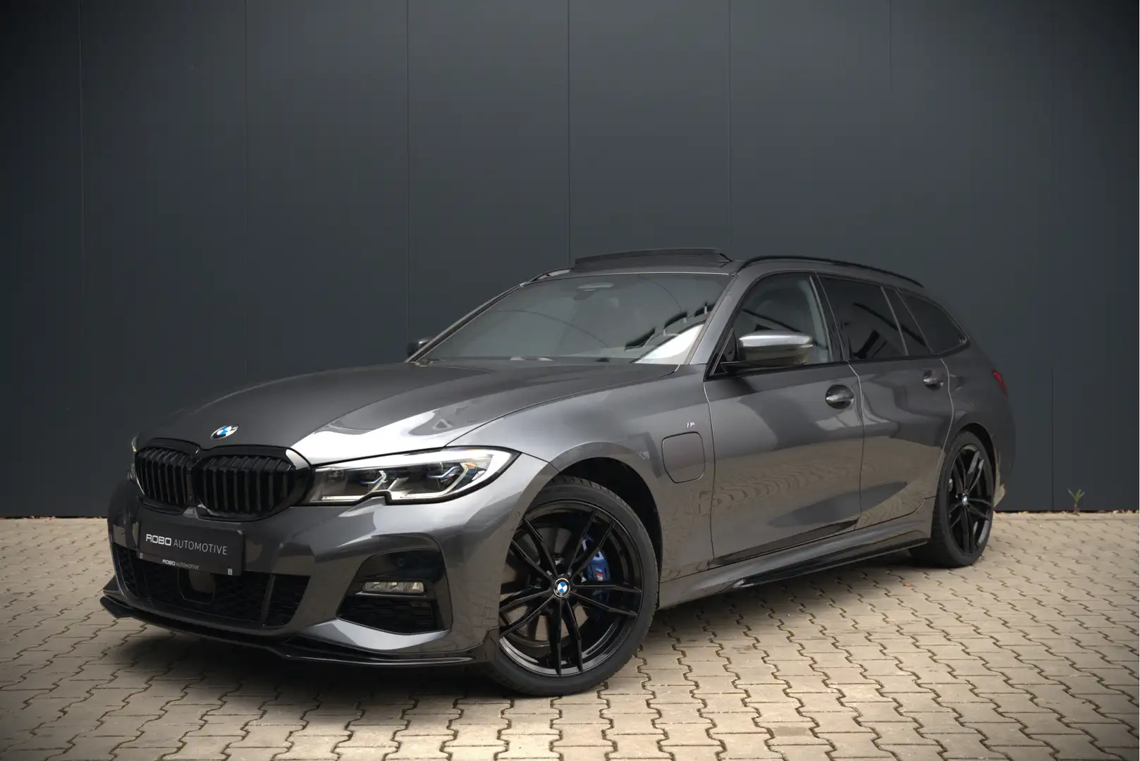 BMW 330 3-serie Touring 330e xDrive High Executive M Sport Grijs - 1