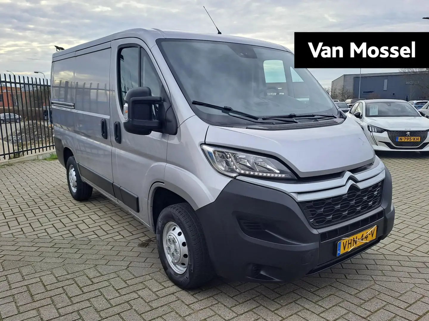 Citroen Jumper 30 2.2 BlueHDi 120 L1H1 Club | Airco | Navigatie | Zwart - 1