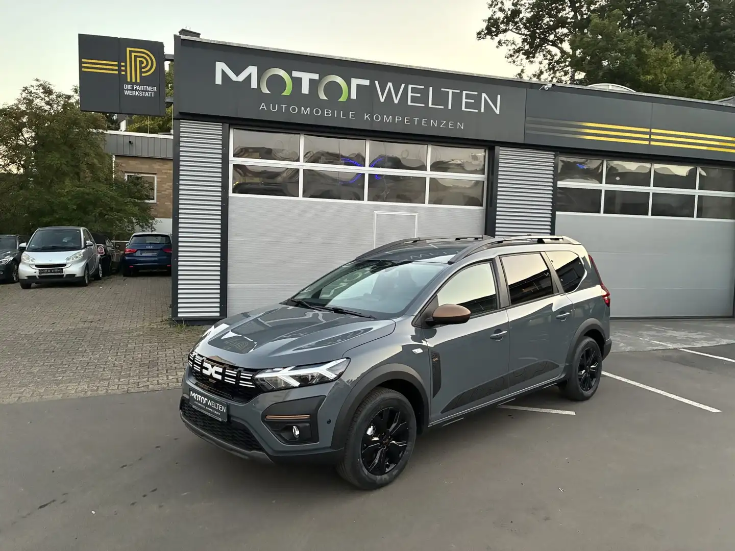 Dacia Jogger Jogger 1.0 TCe 110 Extreme (EURO 6e) 7-Sitzer 1.0 Grau - 1