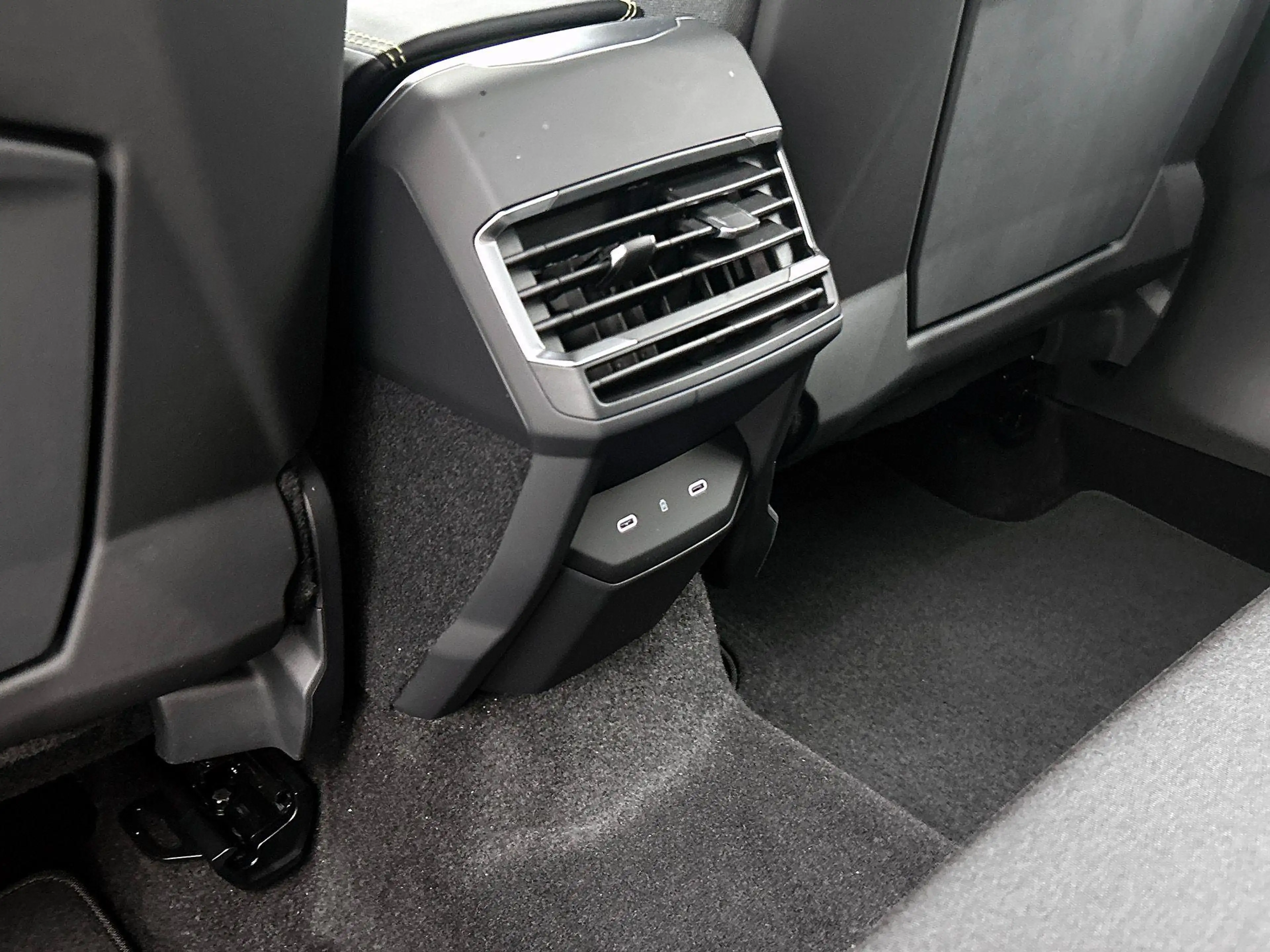Lynk & Co 01 1.5 Core |beschikbaar per 1/12/26 |climate control — photo 11