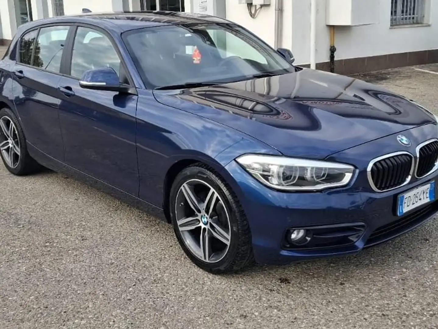 BMW 116 Serie 1 F/20-21 2015 116d Urban 5p Blauw - 1