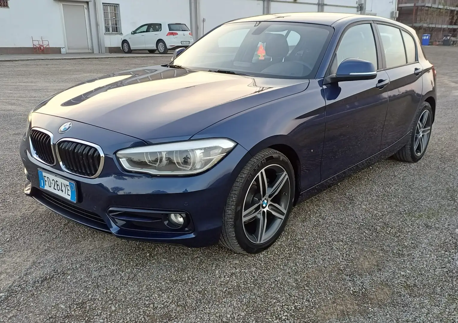 BMW 116 Serie 1 F/20-21 2015 116d Urban 5p Bleu - 2
