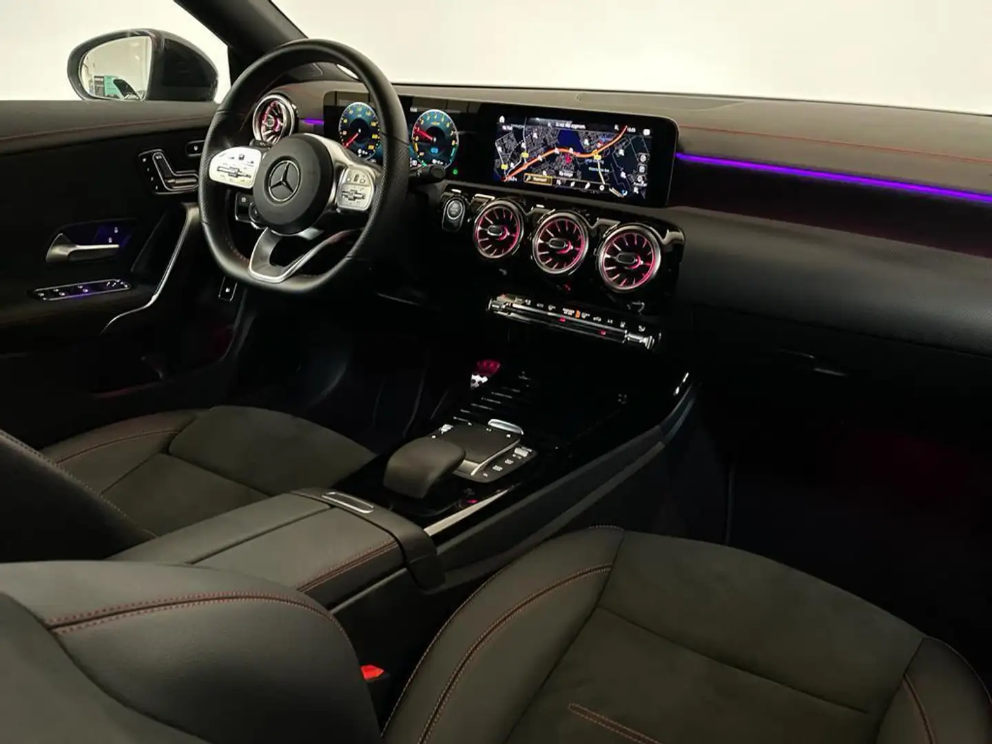 Mercedes-Benz CLA 250 e AMG Blackpack Pano Memory Distronic Multibeam Zwart - 2