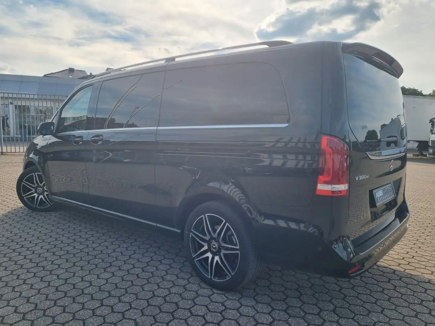 Mercedes-Benz V 300 V300d*AVANTG.*7-SITZ*TISCH*360KAM*AMG*EXTRALANG* Schwarz - 2