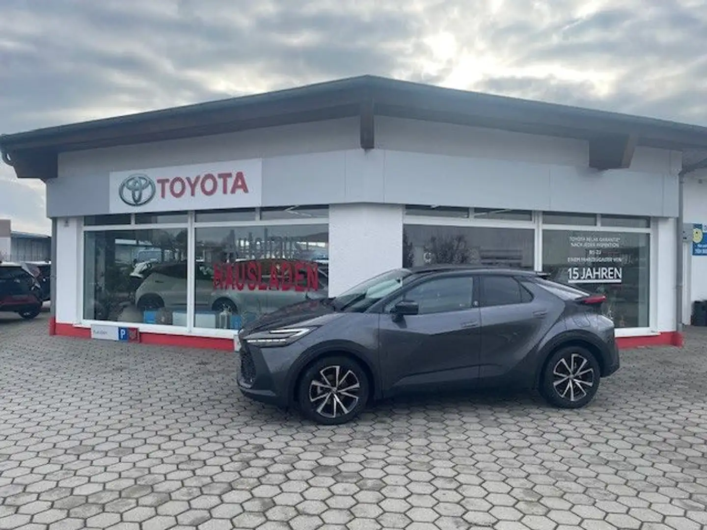 Toyota C-HR Hybrid 1,8 FWD Team Deutschland Grau - 1