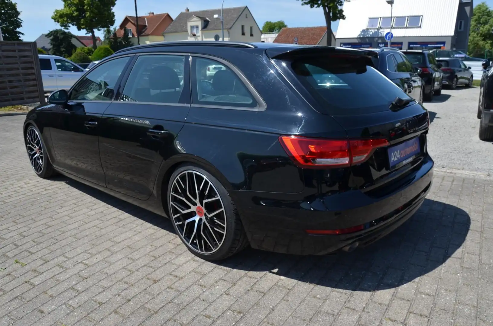Audi A4 2.0 TDI Avant s line Xenon Navi AHK Zwart - 2