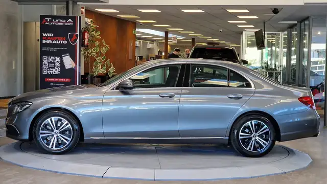 Mercedes-Benz E-Class view 3