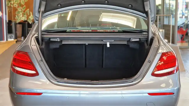 Mercedes-Benz E-Class view 14