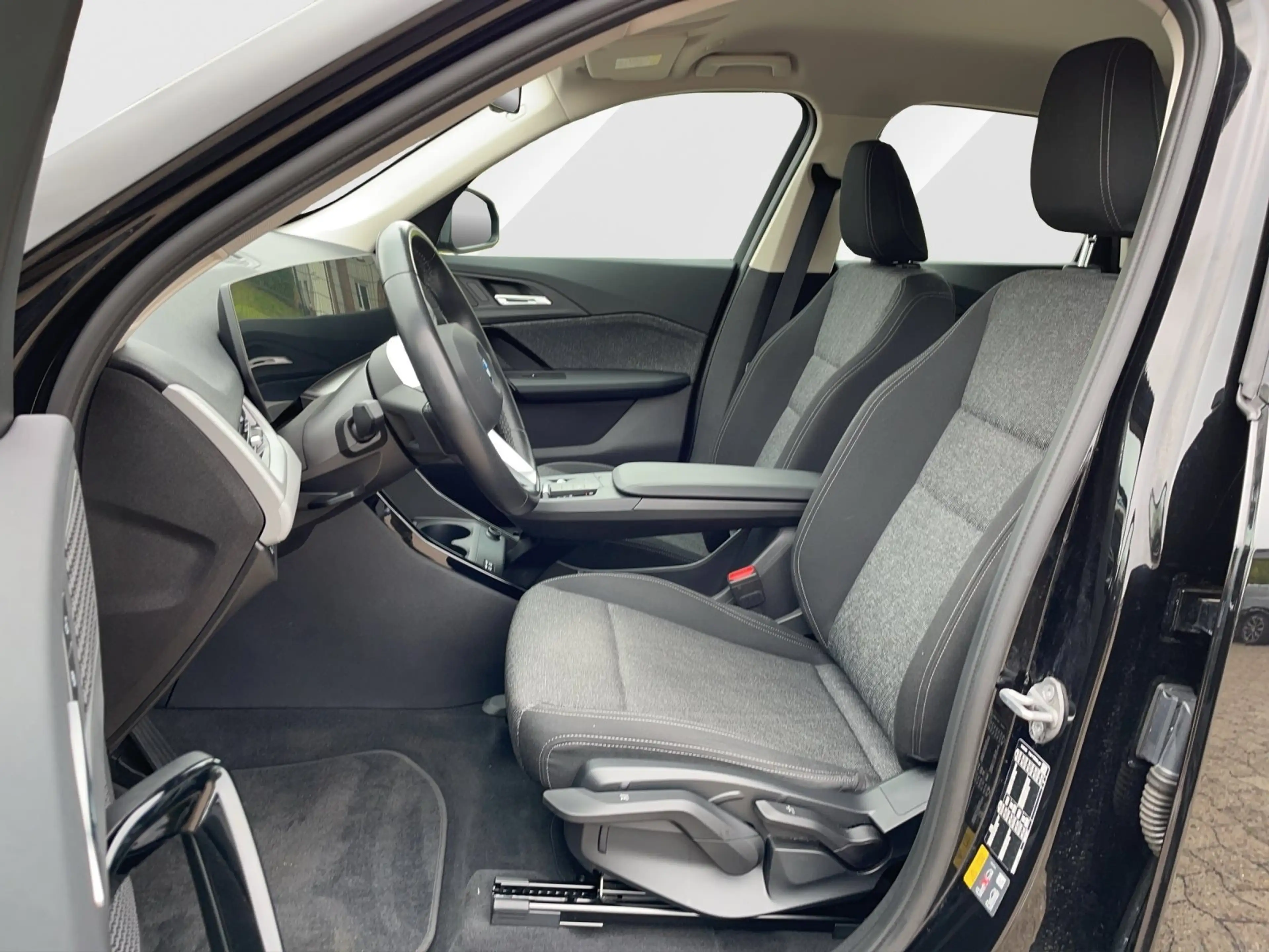BMW iX 1 xDrive30 / AHK / Adaptives Fahrwerk / RFK — photo 11