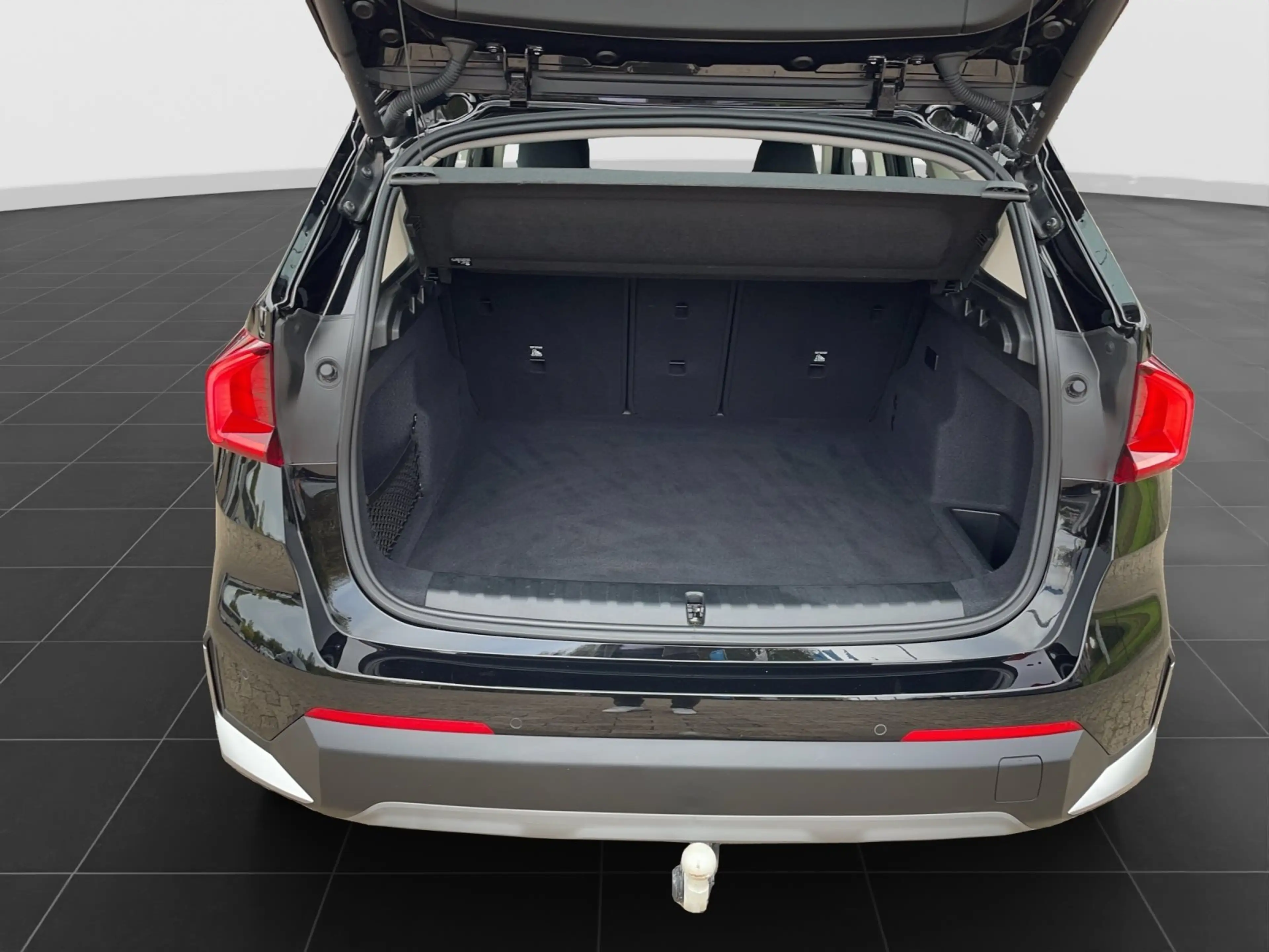 BMW iX 1 xDrive30 / AHK / Adaptives Fahrwerk / RFK — photo 15