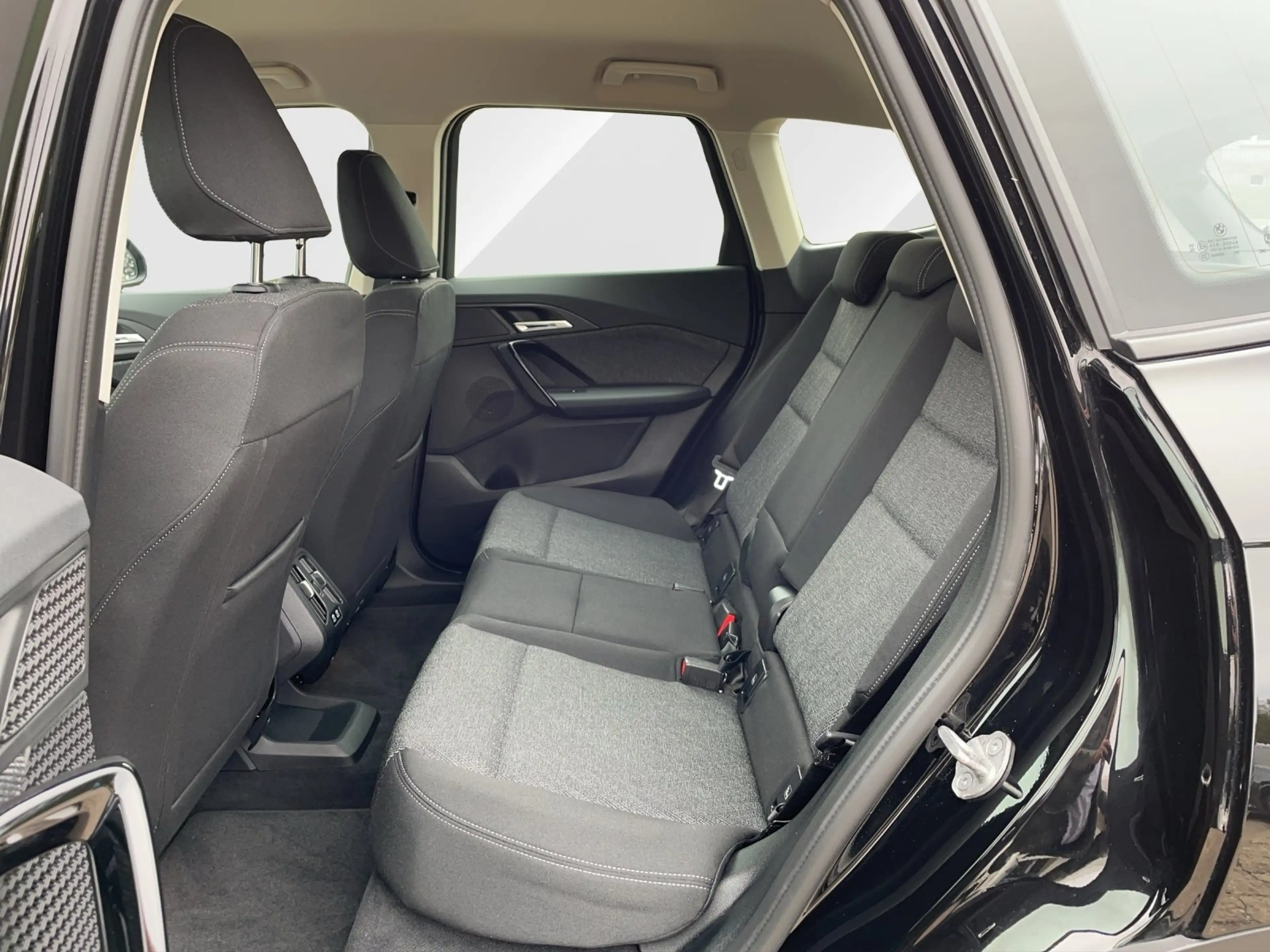 BMW iX 1 xDrive30 / AHK / Adaptives Fahrwerk / RFK — photo 13