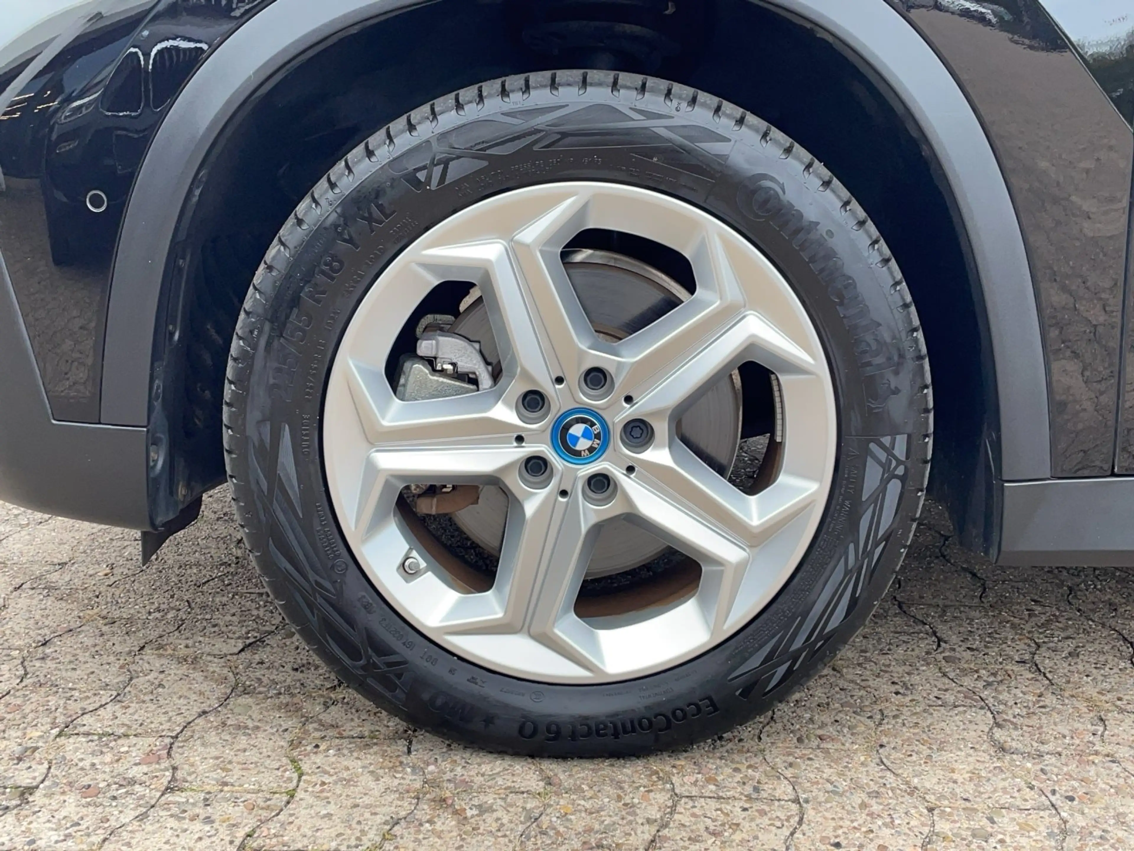 BMW iX 1 xDrive30 / AHK / Adaptives Fahrwerk / RFK — photo 17