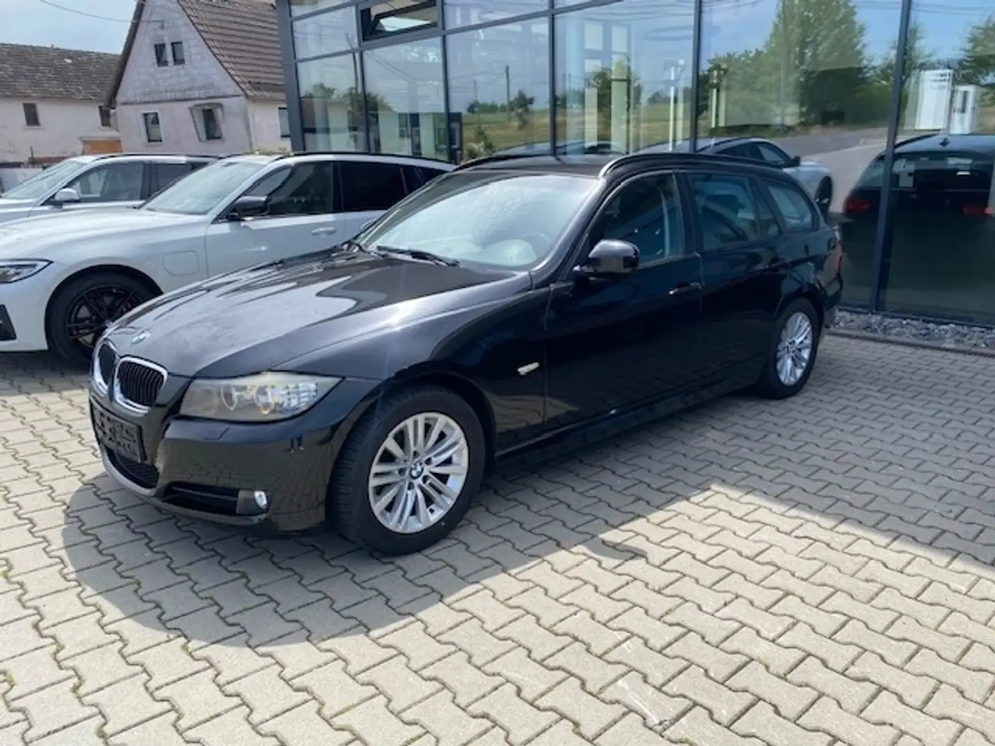 BMW 320 i Touring/XENON/NAVI/PANORAMA/SITZH./LM/HIFI Zwart - 2