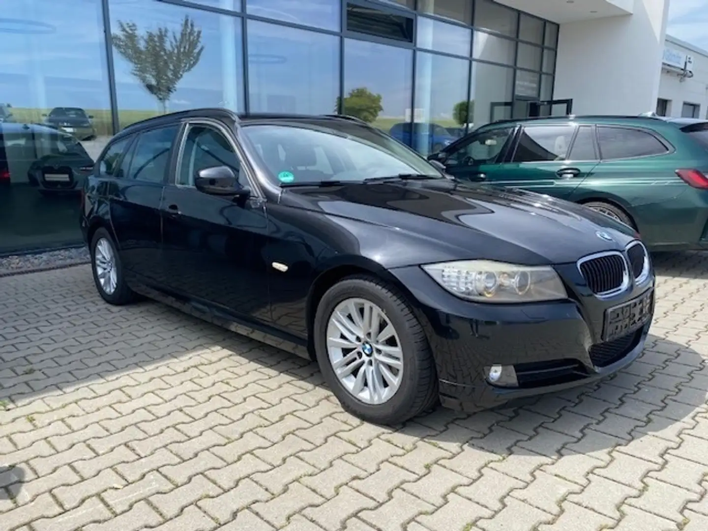 BMW 320 i Touring/XENON/NAVI/PANORAMA/SITZH./LM/HIFI Zwart - 1