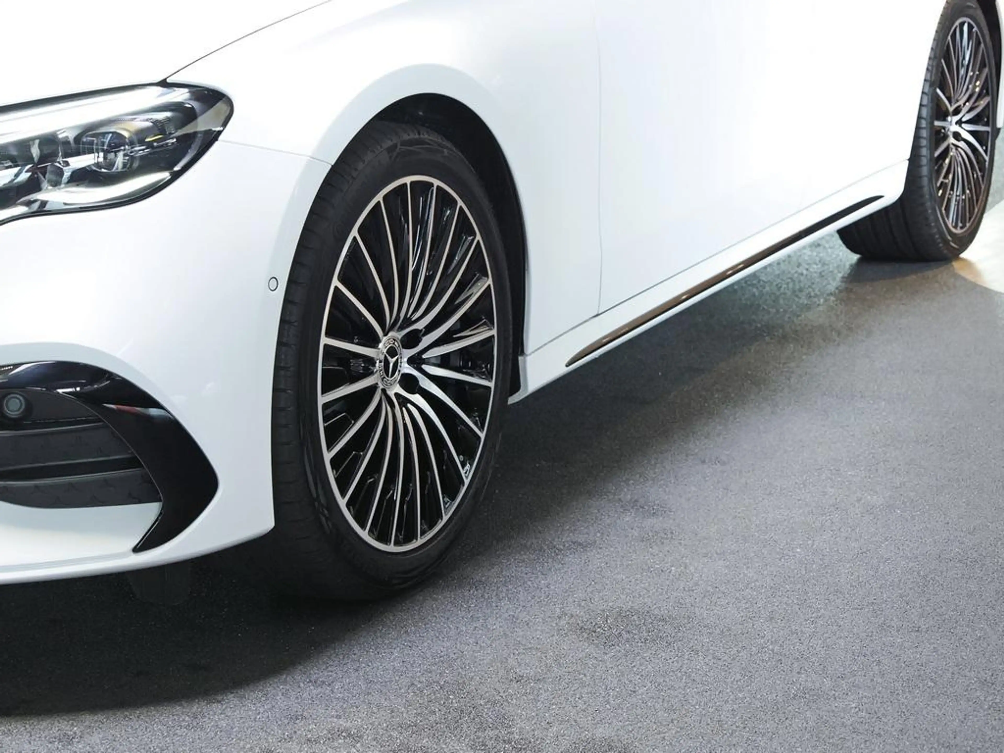 Mercedes-Benz E 220 d T AMG NIGHT PANO DISTRONIC 4D-SOUND — photo 3