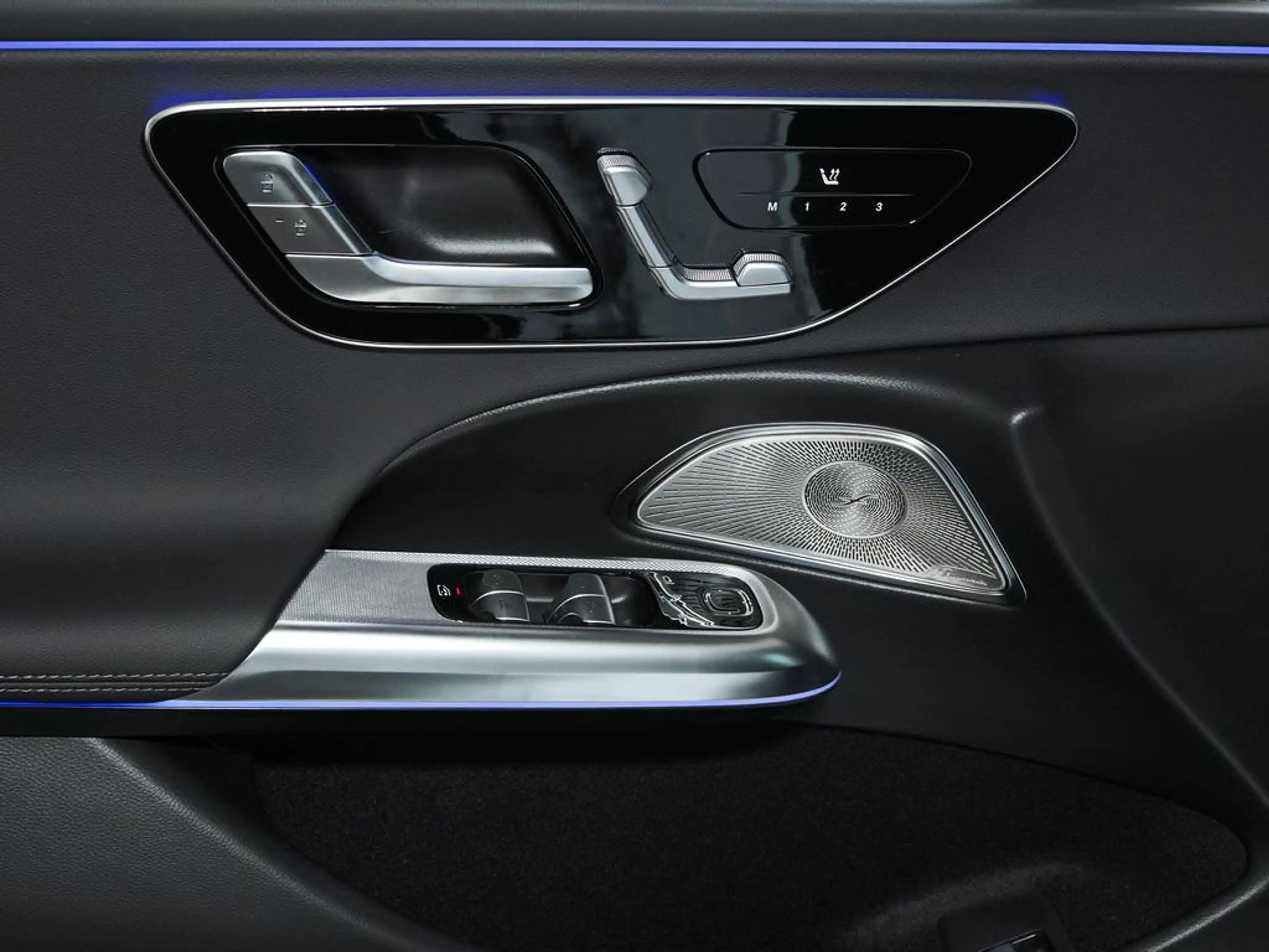 Mercedes-Benz E 220 d T AMG NIGHT PANO DISTRONIC 4D-SOUND — photo 8
