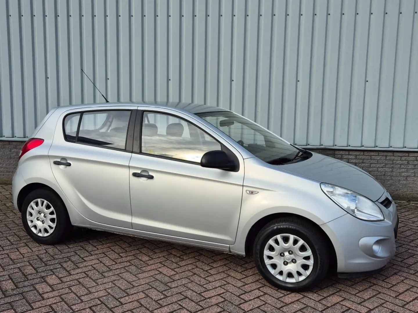 Hyundai i20 1.2i Business Edition Airco 115.000 km Gris - 1