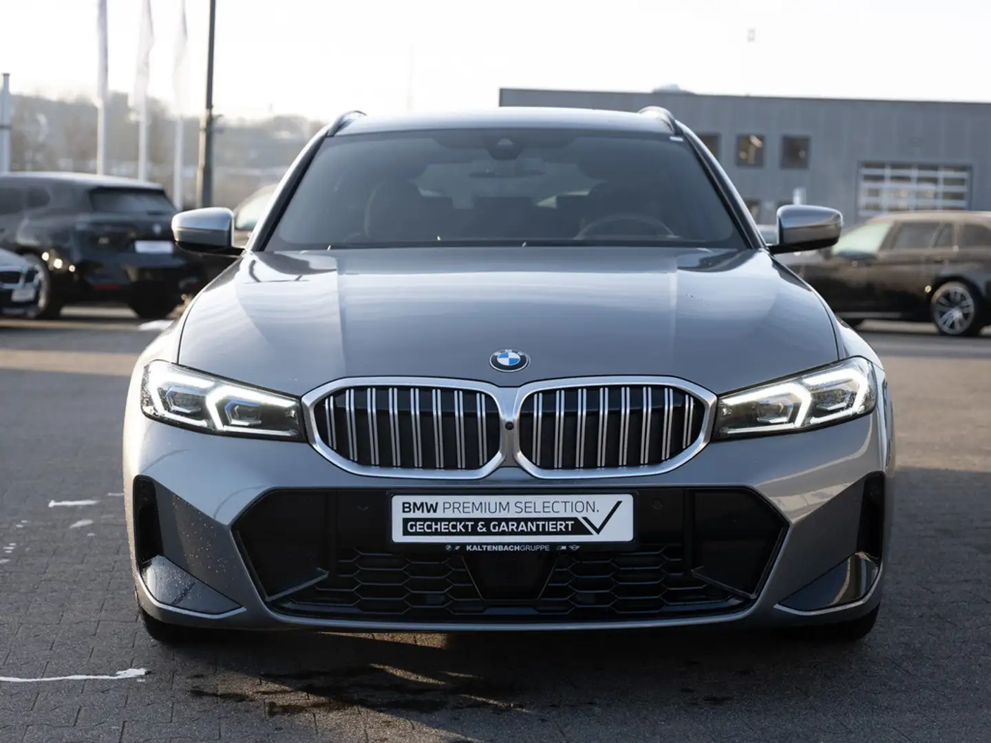 BMW 320 i Touring M-Sport HUD ACC LED NAVI KAMERA Grau - 2