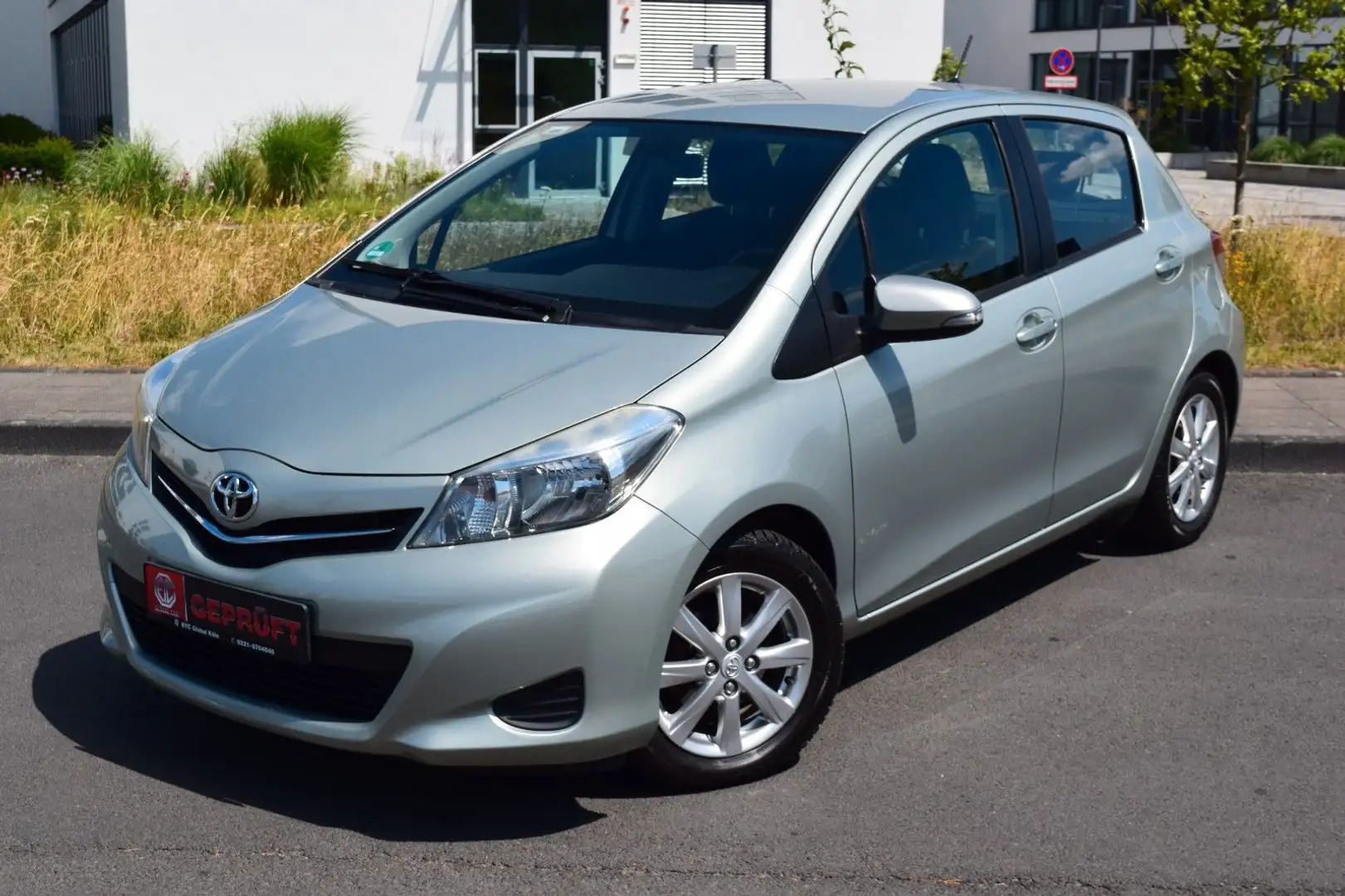 Toyota Yaris Life Klima,1,3 Ltr. - 73 kW Plateado - 1