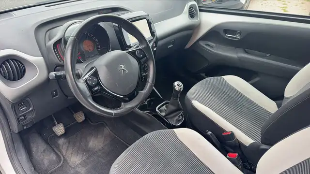 Peugeot 108 view 8