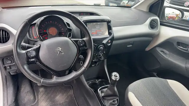 Peugeot 108 view 11