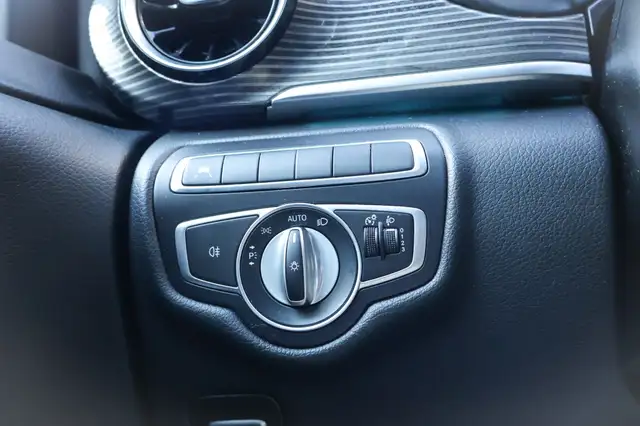Mercedes-Benz V-Class view 12