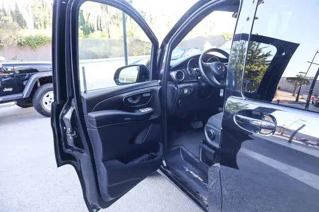 Mercedes-Benz V-Class view 9