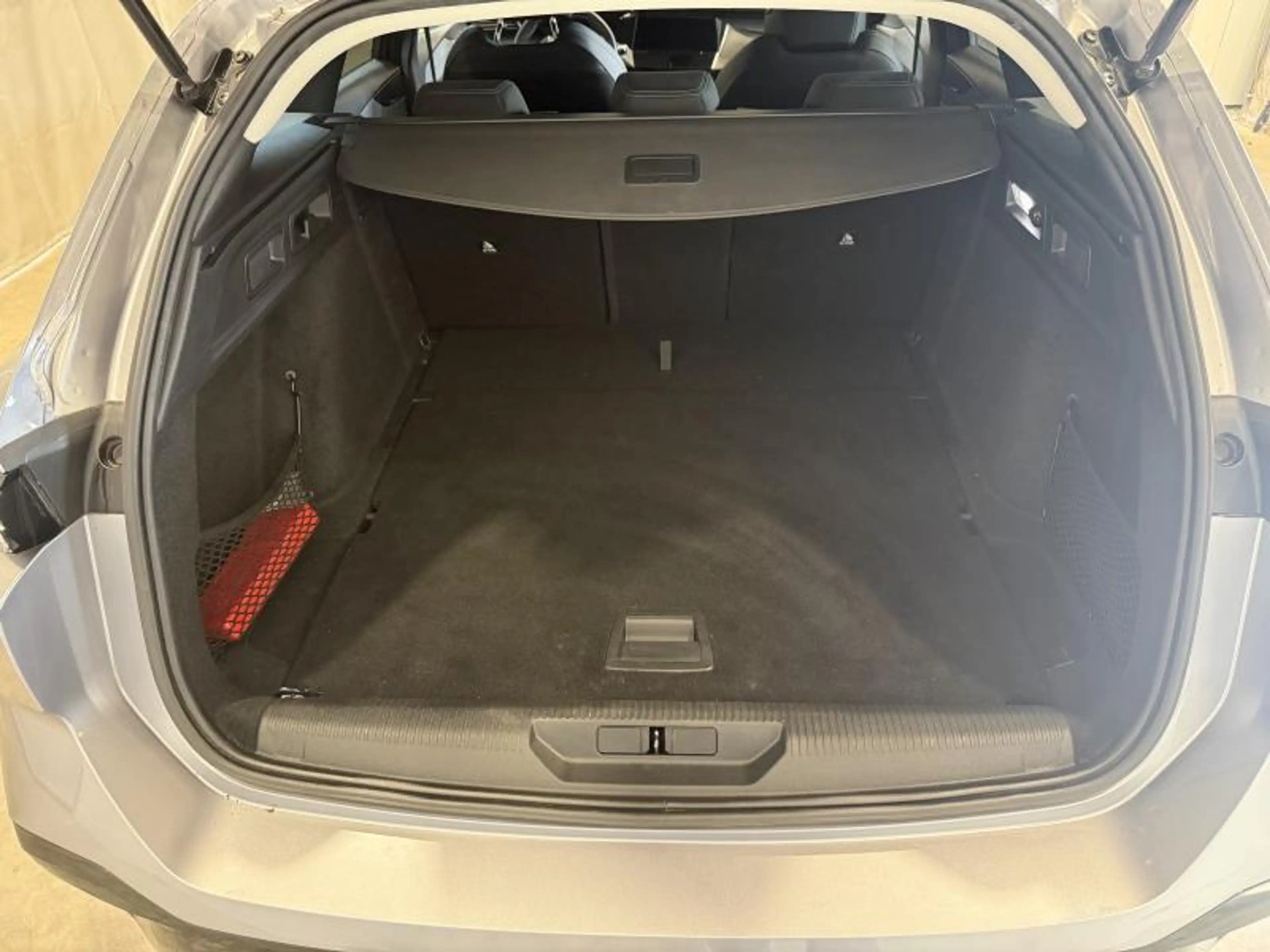 Peugeot 308 III & e- Allure — photo 10