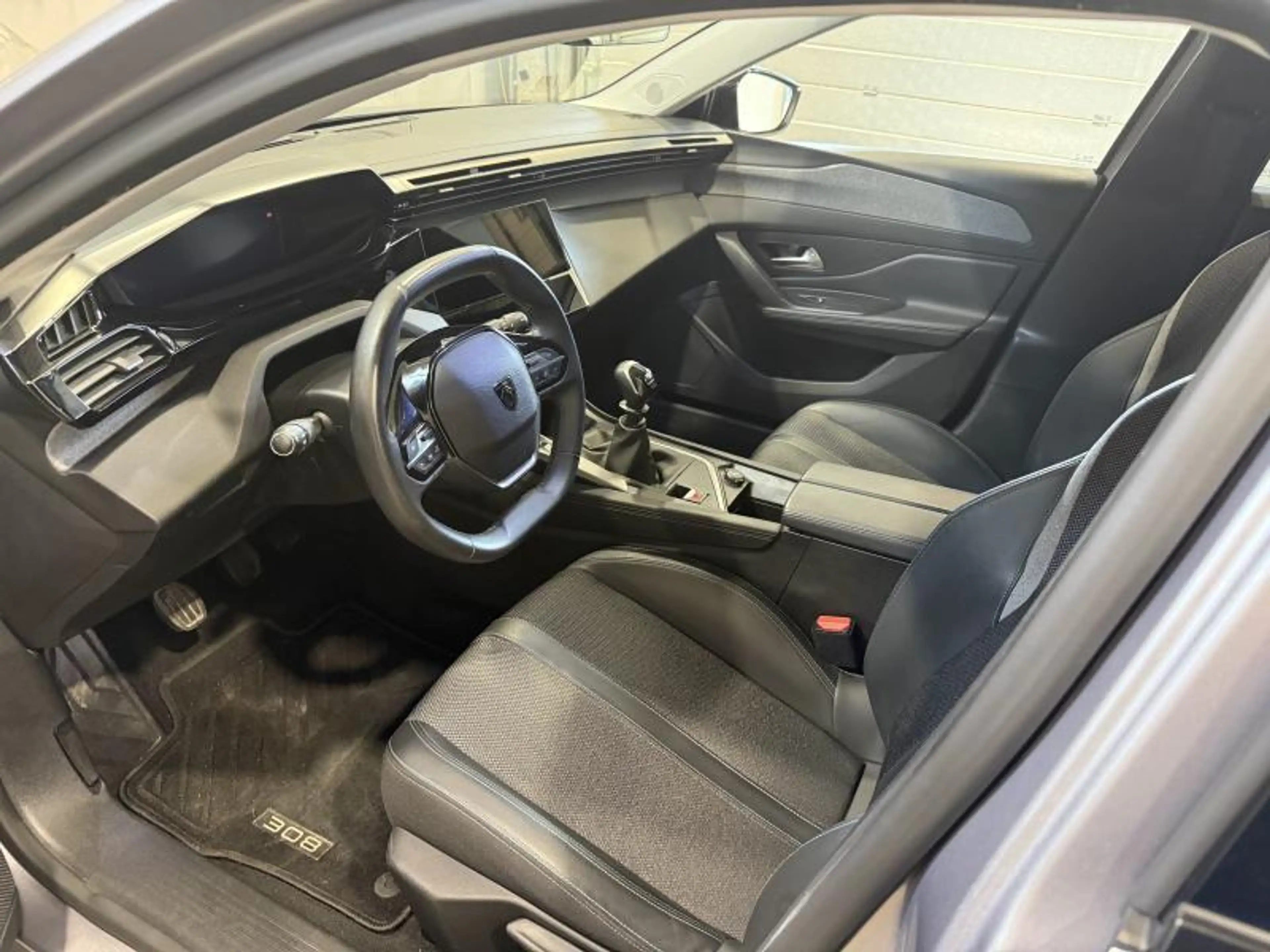 Peugeot 308 III & e- Allure — photo 14