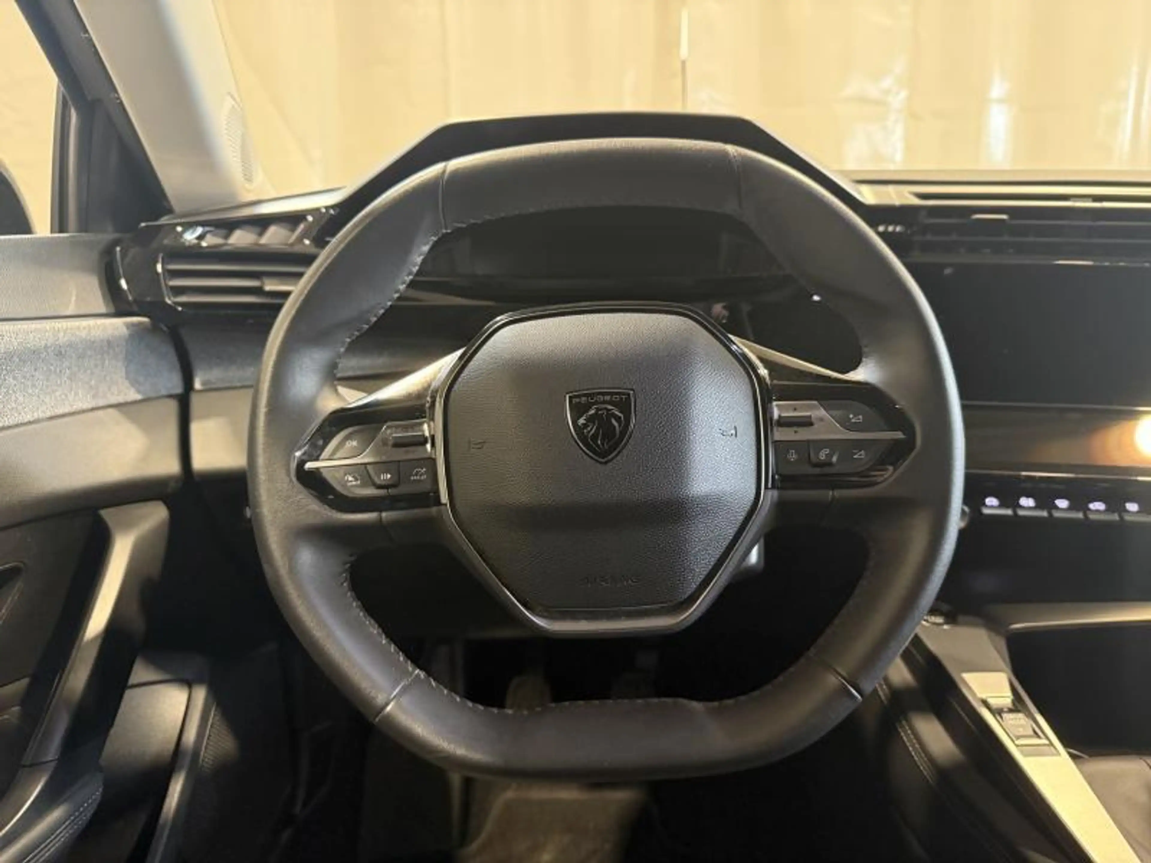 Peugeot 308 III & e- Allure — photo 12