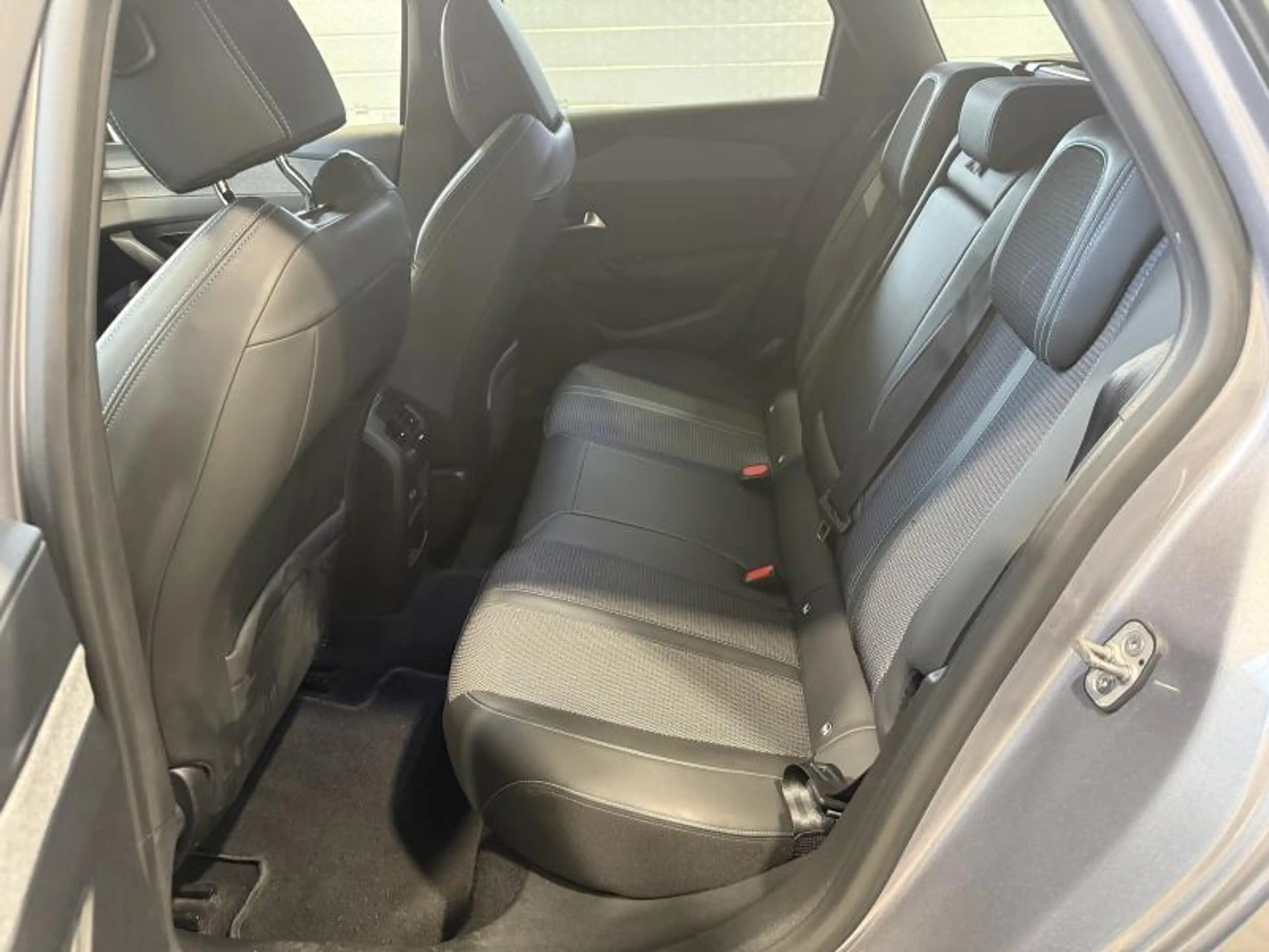 Peugeot 308 III & e- Allure — photo 15