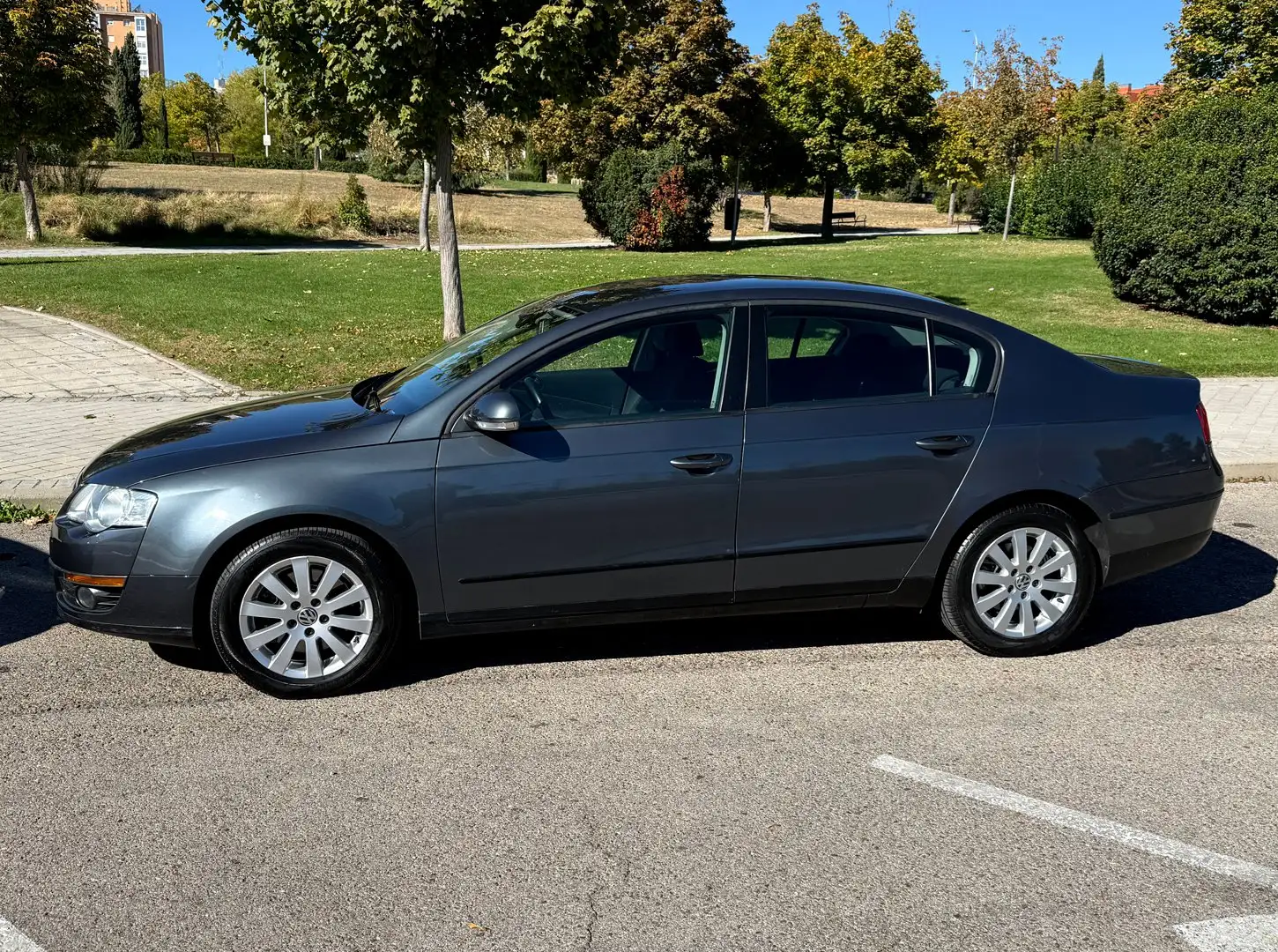 Volkswagen Passat Passat 2.0TDI CR Edition Plus 110 Edition Plus Gris - 2