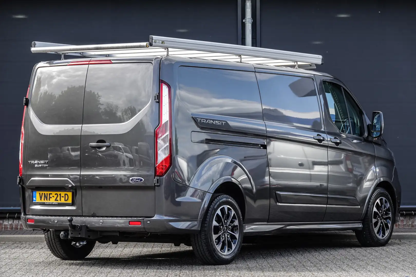 Ford Transit Custom L2H1 2.0 Tdci 185Pk Aut. | Sport 320 | Stoel-Bank Grijs - 2