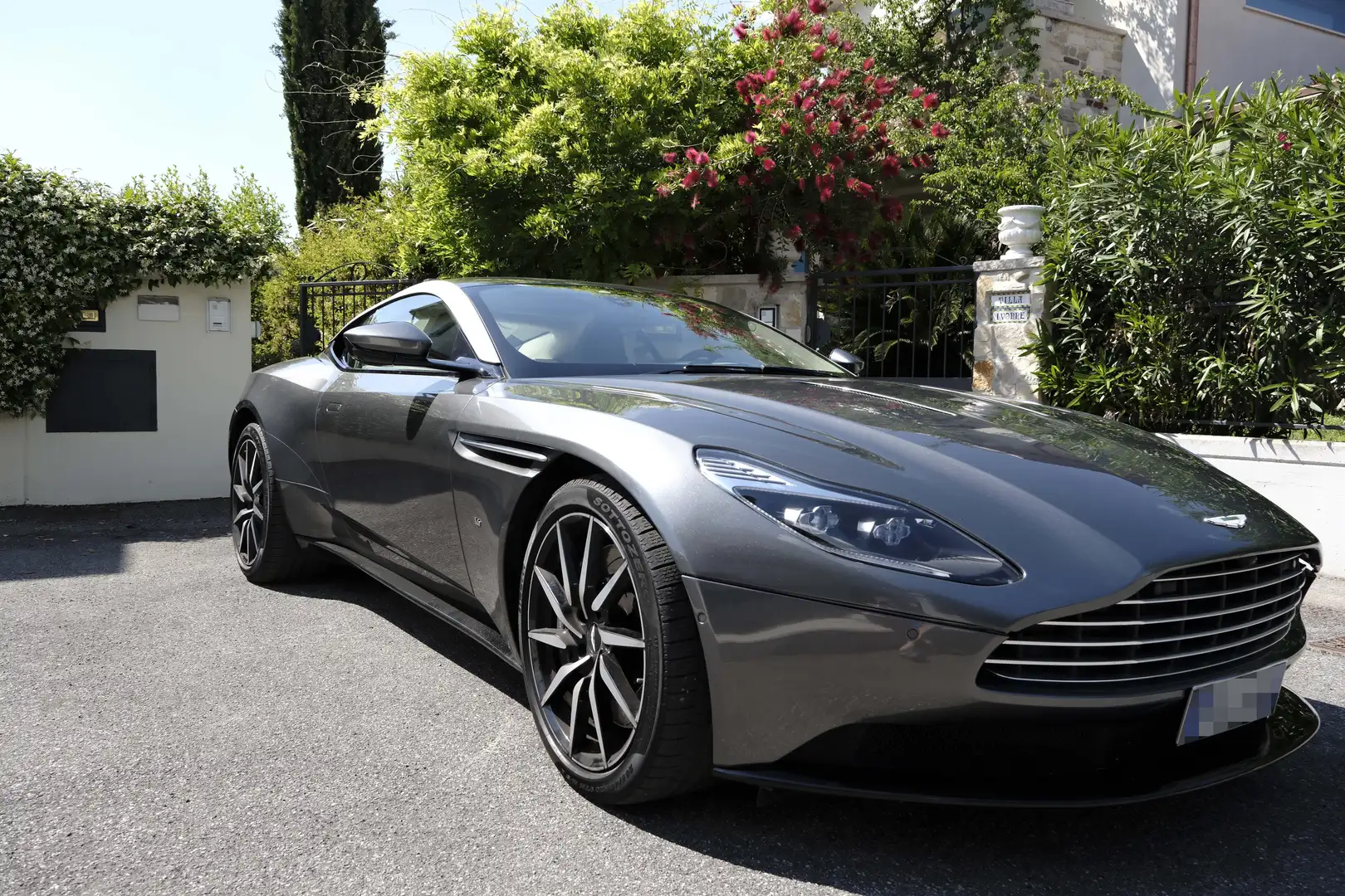 Aston Martin DB11 Coupe 5.2 V12 Launch Edition - interni Bicolore Gris - 2