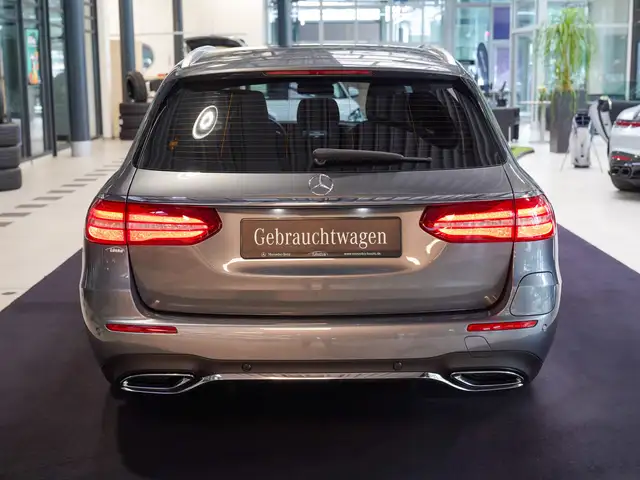 Mercedes-Benz E-Class view 4