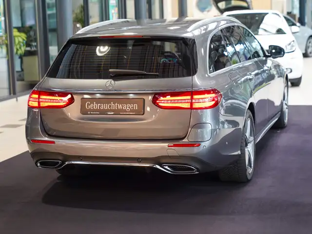 Mercedes-Benz E-Class view 3