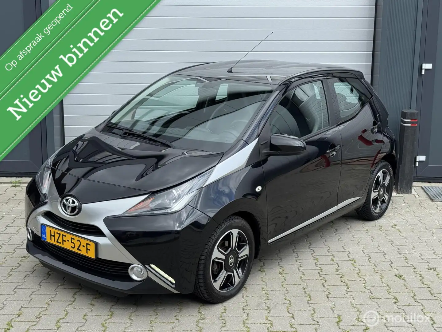 Toyota Aygo 1.0 VVT-i x-clusiv| Navi| Leder| airco| keyles Zwart - 1