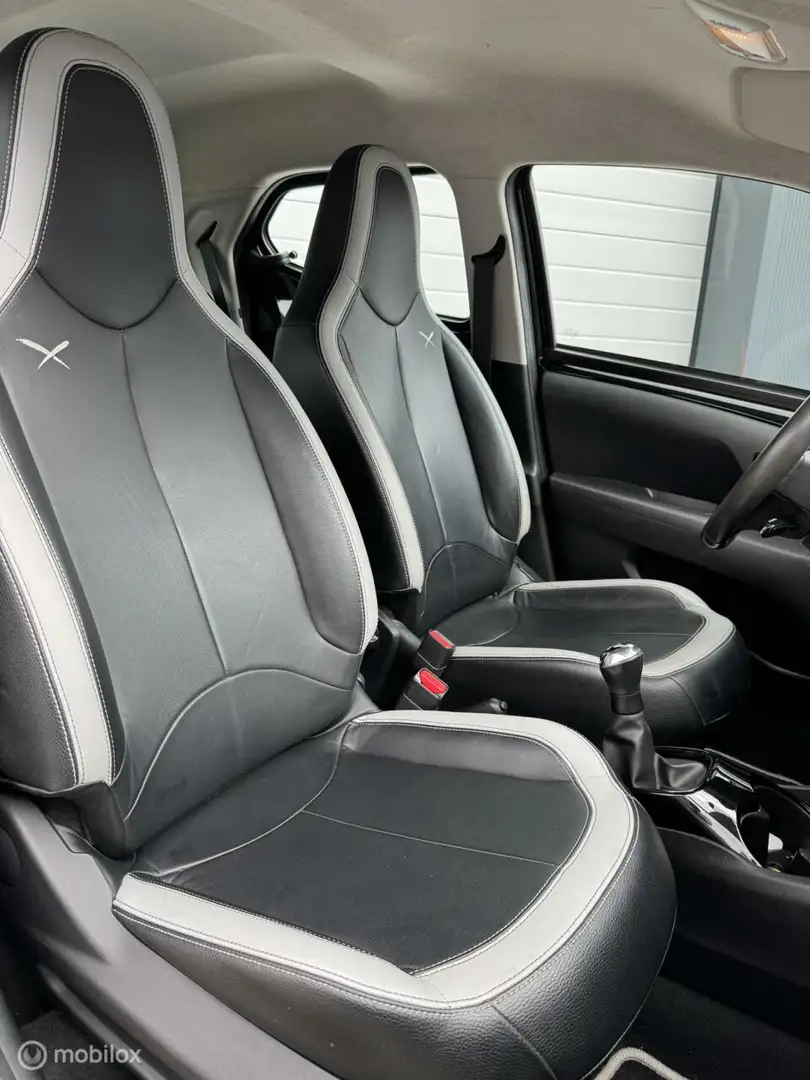 Toyota Aygo 1.0 VVT-i x-clusiv| Navi| Leder| airco| keyles Zwart - 2
