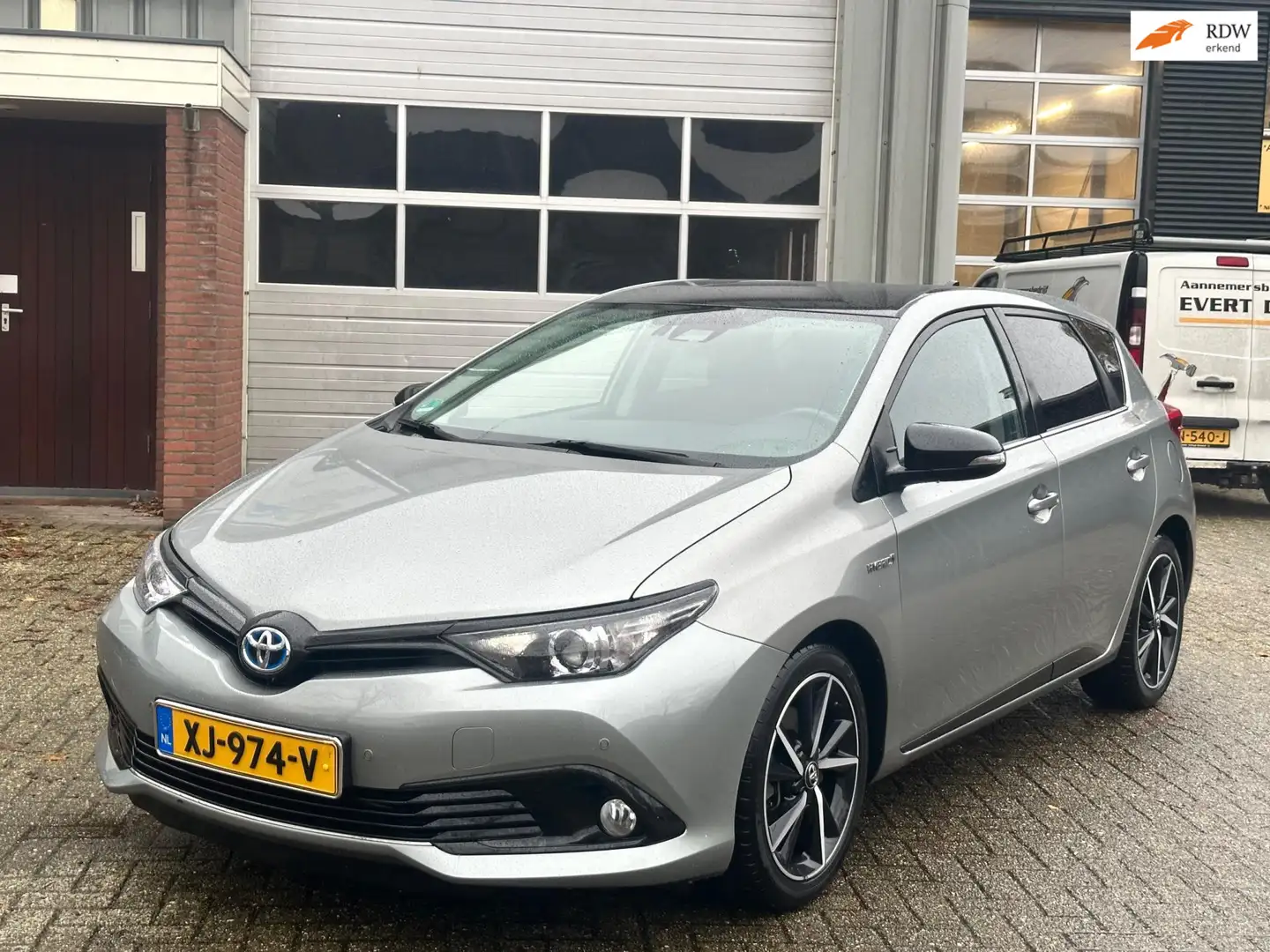 Toyota Auris 1.8 Hybrid Black Edition Grijs - 1