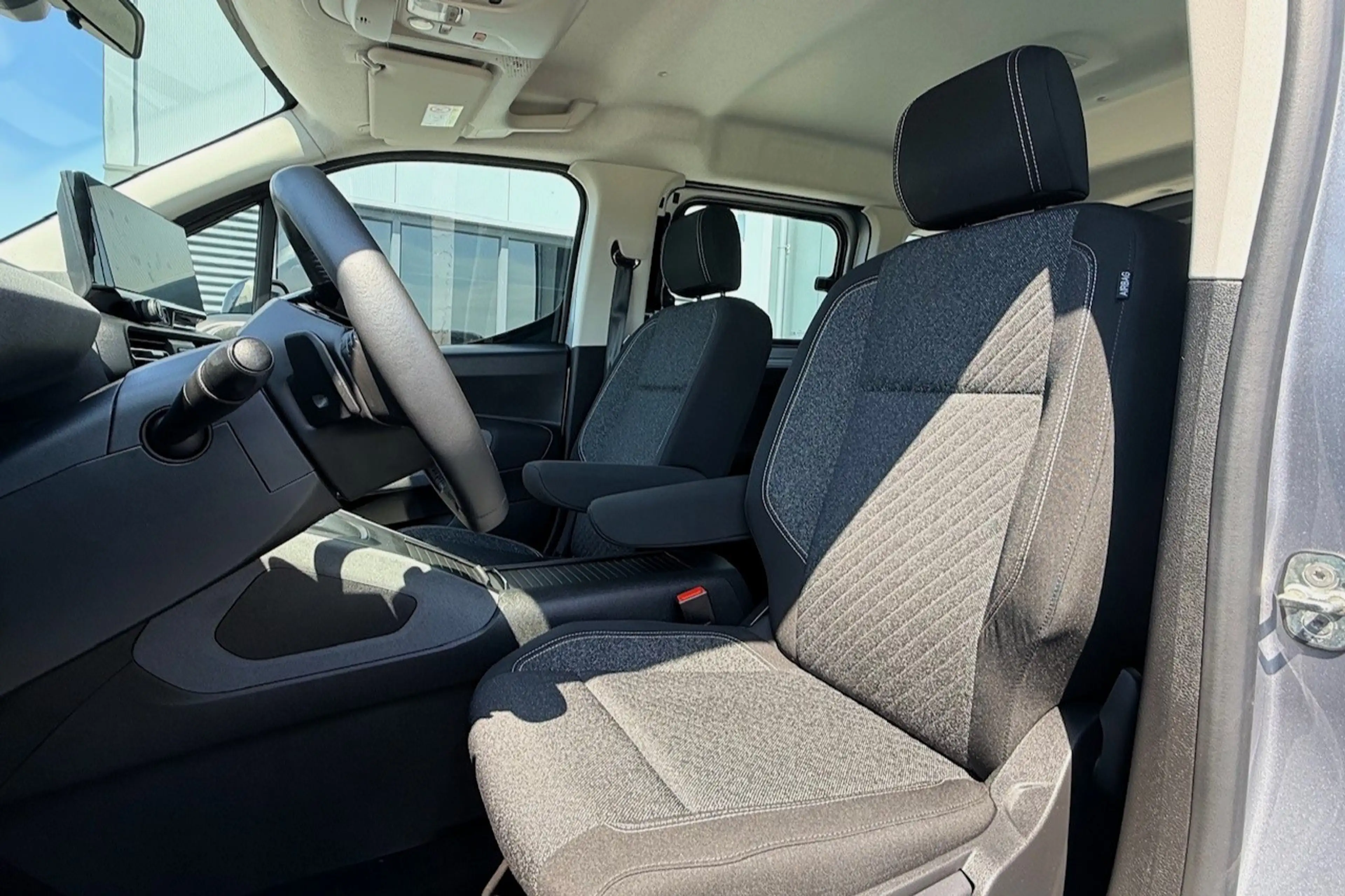 Peugeot e-Rifter EV Allure L1 50 kWh 10179KM! — photo 4