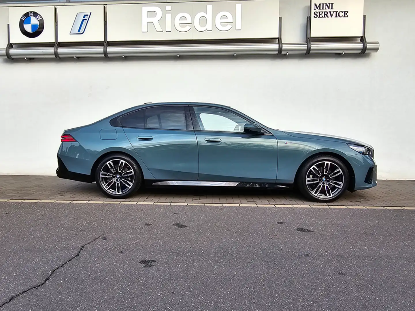 BMW 520 i M Sportpaket*Komfortsitze*Pano*AHK*h/k*DA+* Grün - 2